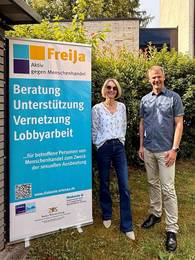 Quelle: Diakonisches Werk Ortenau Das Bild zeigt Barbara Amhofer, Präsidentin des Zonta Clubs Offenburg e.V. und Mario Herrmann, Stellvertretender Geschäftsführer des Diakonischen Werkes im Evangelischen Kirchenbezirk Ortenau, welches Träger der Fachberatungsstellen P.I.N.K. und FreiJa ist